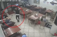 Napadł na restaurację. Klient strzelił mu w plecy, a później dobił [WIDEO]