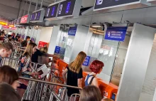 17-latek zatrzymany na lotnisku w Krakowie.Mama poprawiła mu paszport długopisem