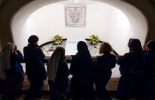 Watykan: Przy grobie Benedykta XVI modli się stale kilkanaście osób