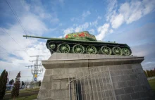 Czołgi przy wejściu do cmentarza Oficerów Radzieckich pomalowane w ... kwiatki!