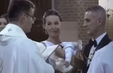 Ksiądz do ojca dziecka podczas chrztu: ty tłuku jeden [WIDEO