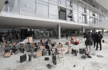 Brazylijski urzędnik pokazuje zniszczenia w pałacu prerzydenckim