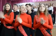 Ukraińska młodzież śpiewa piosenkę autorki podręczników do nauki...