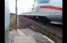 Kamerzysta prawie został wciągnięty pod przejeżdżający pociąg