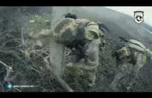 Białorusini ewakuują ciało zmarłego ukraińskiego żołnierza