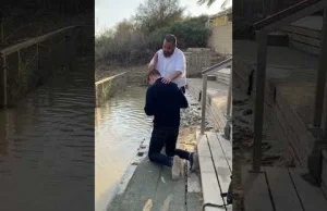 Europoseł Patryk Jaki przyjął chrzest w rzece Jordan