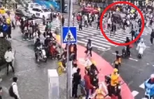 Chiny: 22-latek wjechał w tłum przechodniów, potem rozrzucał pieniądze.
