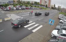 Eskalacja agresji pomiędzy pieszym a nieprawidłowo jadącym kierowcą [VIDEO]