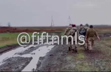 Ukraińscy żołnierze wydobywają szczątki zmarłych z wnętrza zniszczonego M113