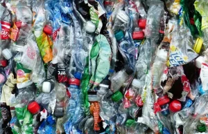 Plastik zamiast do odpadów niestety trafia do pieca i truje…