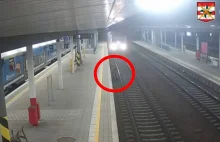 Mężczyzna wtargnął pod pociąg. Policjanci nie mogli uwierzyć, dlaczego
