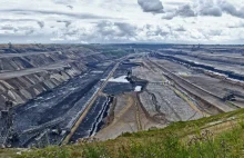 Brytyjski bank finansuje niemiecką kopalnię węgla, gdzie ekolodzy protestuja.
