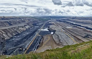 Brytyjski bank finansuje niemiecką kopalnię węgla, gdzie ekolodzy protestuja.