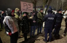 Kaczyński upamiętnił śmierć swojej matki, protestujący zostali wylegitymowani