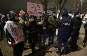 Kaczyński upamiętnił śmierć swojej matki, protestujący zostali wylegitymowani