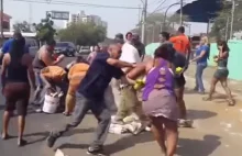 Stan wojenny w Wenezueli. Ludzie biją się o jedzenie, jedzą z koszy na śmieci!