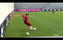 Robert Lewandowski wkręca piłkę do bramki z metra za linią końcową