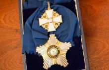 Replika Orderu Białej Róży wręczonego Piłsudskiemu w Belwederze