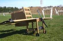 Zobaczcie, jak pięknie lata zdalnie sterowany samolot zbudowany z krzesła...