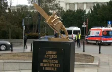 Złota piła dla Szyszki. Minister ma swój pomnik przed Sejmem.