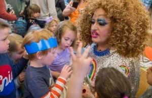 Drag queen prowadzący w bibliotece miejskiej zajęcia z dziećmi okazał się...