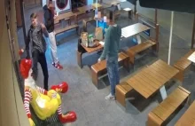 Skopał klauna pod restauracją McDonald's. Jest poszukiwany