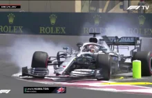 Hamilton trąca pachołek lecąc bokiem bolidem F1
