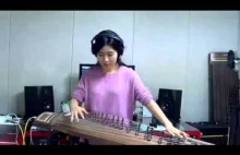 Dziewczyna gra klasyka na koreańskim instrumencie gayageum.