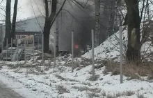 Czarny, gryzący dym według straży miejskiej to tylko zwykłe ognisko!