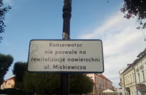 Rzeszów: tablica informująca o "winie" konserwatora zabytków na znaku drogowym