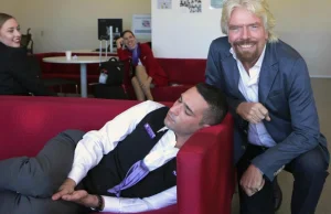 Słynny miliarder przyłapał swojego pracownika na spaniu w trakcie pracy.