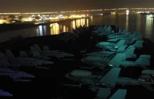 USS Nimitz przechodzi przez Kanał Sueski