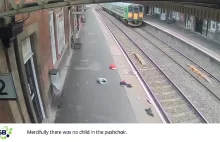 Przejeżdżający pociąg wciągnął wózek na tory