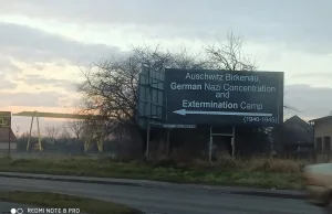 Tuż przy wjeździe do Muzeum Auschwitz - Birkenau ktoś postawił bilbord ;)