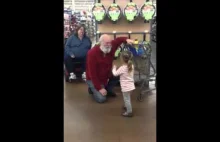 Dziewczynka myli klienta z Świętym Mikołajem