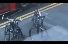 Czarny kradnie rower w Londynie.