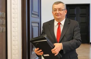 Minister infrastruktury Andrzej Adamczyk przesłuchany w Prokuraturze...