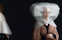 Artystka zmieniła plastikowe odpady w renesansowe kostiumy