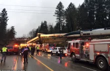 Katastrofa kolejowa w USA - pociąg spadł na autostradę!