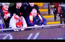 Liverpool vs. Aston Villa: Fan strzela pamiątkową fote