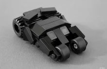 Batmobil zbudowany z klocków Lego.