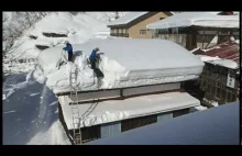 Usuwanie z dachu ogromnej pokrywy śnieżnej