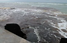 Ponad 100-metrowy wyciek na plaży w Kołobrzegu