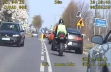 Motocyklista zabezpiecza zlot a policja goni go i stwarza zagrożenie na drodze.