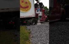 Kierowca ciężarówki próbuje zawrócić na przejeździe kolejowym