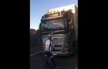 Rowerzysta stanął przed ciężarówką i kazał kierowcy zrobić mu miejsce,...