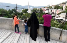 Miejscowi mieszkańcy protestują przeciwko wiosce „tylko dla Arabów” w Bośni