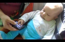 Niesamowite jak 3 miesięczne niemowlę gra na pianinie w telefonie !