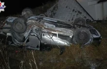 Ford spadł z mostu. 17-letni kierujący uciekł, zostawiając ranną pasażerkę.