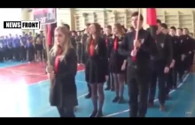 Młodzi banderowcy w ukraińskiej szkole maszerują i śpiewają..